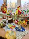 В творческой мастерской дети с родителями готовятся к  празднику Светлой Пасхи.